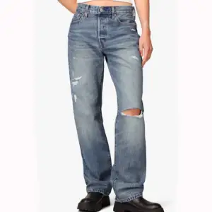 Levis jeans i modell 501 med slitningar. Jeansen är i samma modell som de på första bilden och sitter därmed likadant, dock är de i mörkare färg och med annorlunda slitningar (se bild nr 2 och 3). W24 och L32. Skriv om ni har några frågor 💗