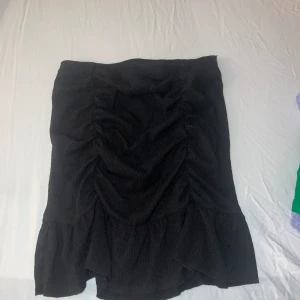 Kjol - Svart kjol från Gina som inte kommer till användning💕