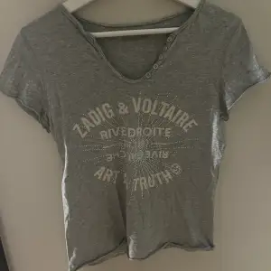 Zadig & Voltaire T shirt köpt här på plick för ca två år sedan, i storlek XS. Inga hål fint skick🙌