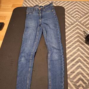 ett par skinny jeans ifrån gina tricot. de är aldrig använda. de är stretchiga