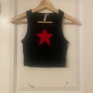 Svart linne med stjärna  - Cool Rockstar linne med inga defekter 