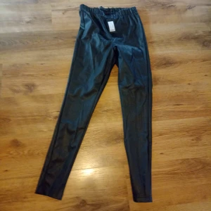 Helt nya tights i skinnimitation  - Helt nya tights i skinnimitation strl L, katt finns i hemmet