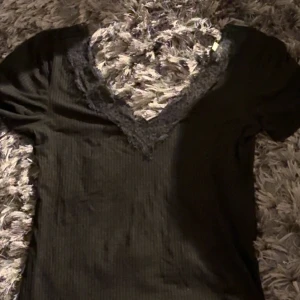 Urringad t shirt med spets - Urringad t shirt med spets. Använd men i bra skick. Köpt från new yorker. I storlek S