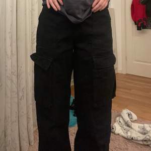 Midwaist cargo jeans i svart, andvändt dem mellan 3-5 gånger för två år sedan.  Växt ifrån dem.  Köpta för 450