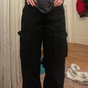 Cargo jeans  - Midwaist cargo jeans i svart, andvändt dem mellan 3-5 gånger för två år sedan.  Växt ifrån dem.  Köpta för 450