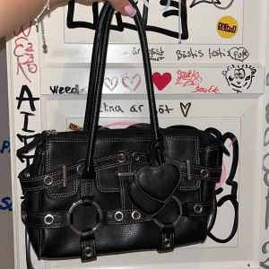 svart handväska - jättefin utan skador💗 30 cm på bredden. och höjden ligger på 18,5 cm. (mäter inte med banden utan hur mycket som får plats i väskan) det får jättemycket plats med saker i väskan!!💗 skriv om ni vill ha mer bilder💋