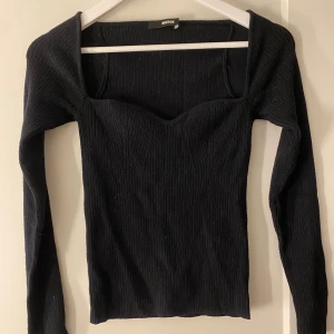 Stickad topp bikbok - Säljer denna stickade toppen från Bikbok. Endast använd en gång och är som i nyskick. Priset kan diskuteras