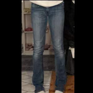 Blå Low waist bootcut jeans ganska använda men bra skick 