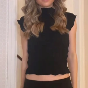 Blus - Säljer denna så så fina blus från Gina som är populär just nu. Säljer då jag inte får någon användning av den alls. Hör av er vid frågor eller tryck gärna på köp nu ☺️💓 (Org pris 279kr)