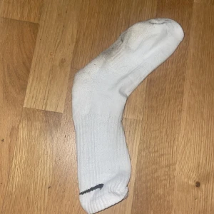Nike strumpa, bra skick.  - Fin vit Nike strumpa från Bräcke sushi.