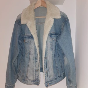 Jeans jacka storlek XS-S  - Jeans jacka med 2 stora innerfickor. Jättefin jacka. Storlek XS-S 