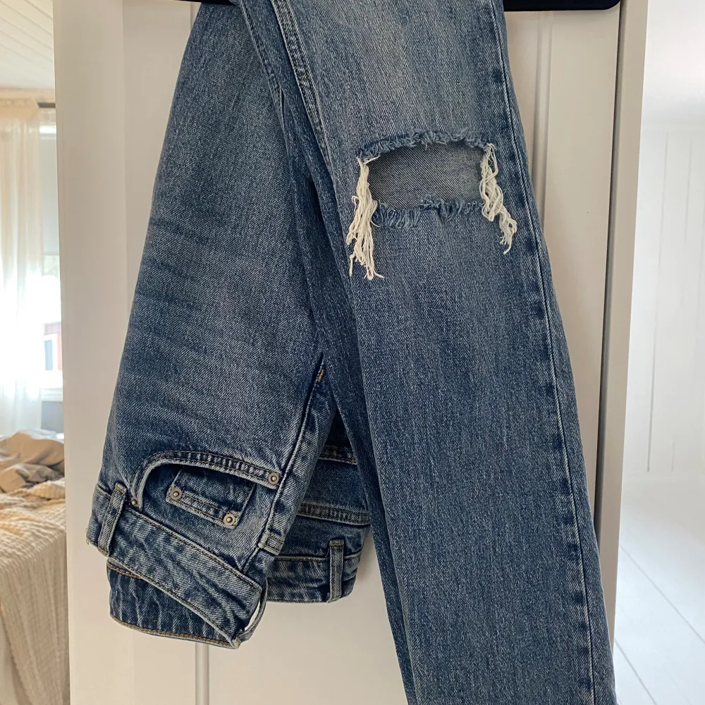 Jeans från GinaTricot, använda fåtal ggr. Slutsålda på hemsidan, köpta för 500kr. Säljer för 120kr. Skriv för fler bilder🩷. Jeans & Byxor.