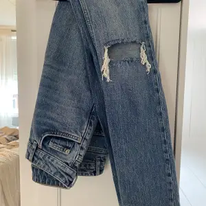 Jeans från GinaTricot, använda fåtal ggr. Slutsålda på hemsidan, köpta för 500kr. Säljer för 120kr. Skriv för fler bilder🩷