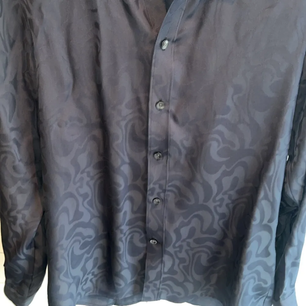 Tja säljer en unik skjorta från Reiss med ett fett mönster. Den är i strl S fits M också. Sparsamt använd inga fel eller slitningar. Nypris ligger på 1.300kr. Skjortor.