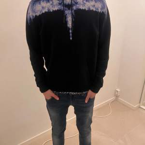 Säljer nu en tvär fet Marcelo Burlon hoodie i perfekt skick 9.7/10 i storlek S. Modellen på bilden är 183. Vid frågor så är de fritt fram att skriva!