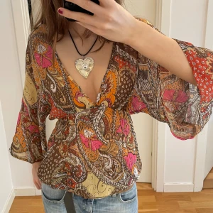 paisley blus 🌹🌷🌸🌺🌻💐 - jättesöt blus!! står ingen storlek men skulle säga att den passar s-m