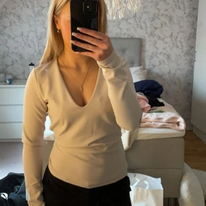 Blus - Knappt använd, fint skick. Perfekt til våren och middagar.💓M passar även S