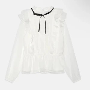 Blus Lindex - Säljer nu denna jättefina Stockholmsstil Blusen från Lindex!🌸 det är ungefär samma som på bilden förutom att den inte har något svart band!🌸 storlek 140, men passar 150💞🌸kom privat för mer bilder eller frågor!🌸💞mitt pris 150kr, nypris typ 300kr💞🌸