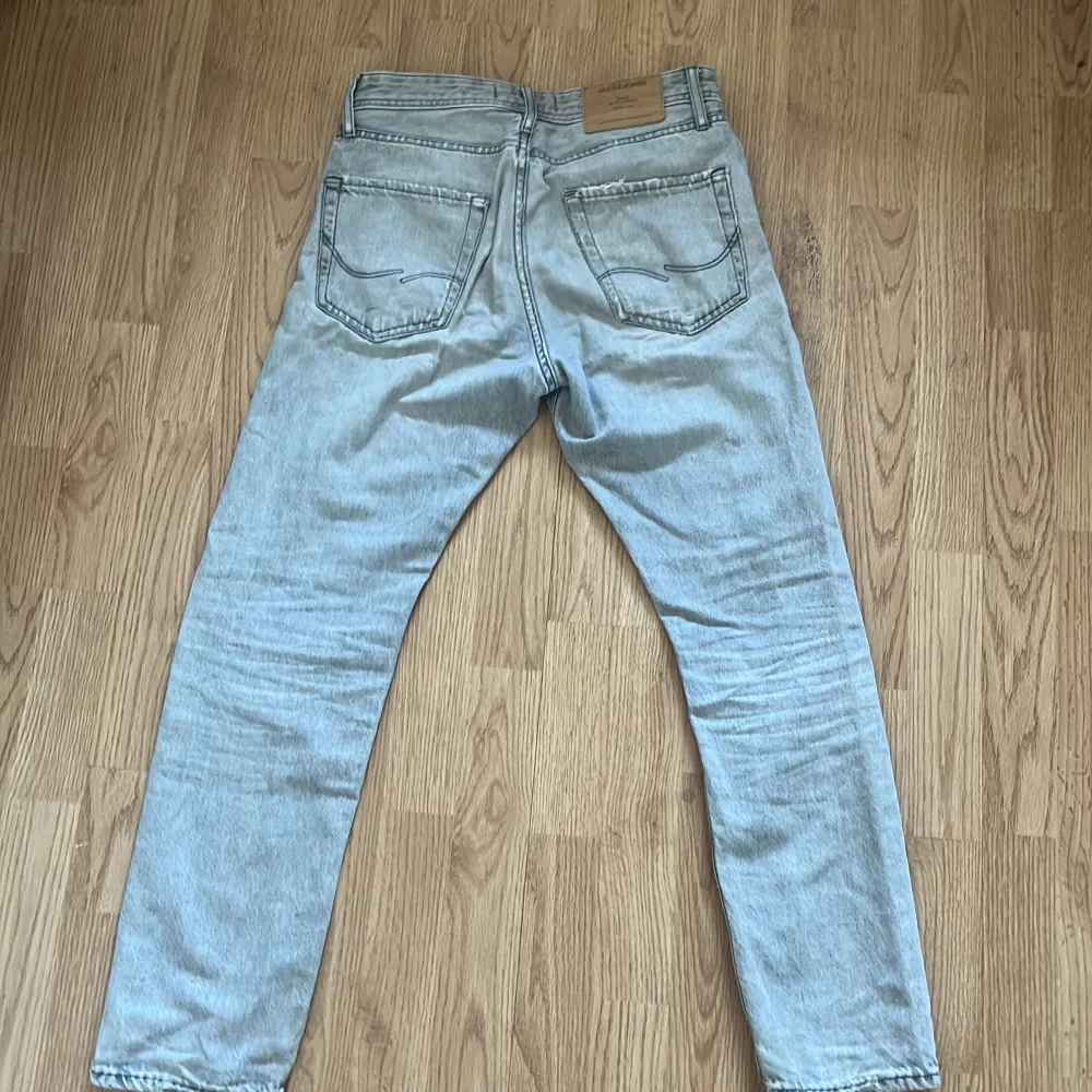 Hej, säljer nu mina Jack and Jones jeans eftersom att de har blivit för små. De är i storlek 27/30 och är i ett använt skick.  De är köpta för 699kr och säljs för 450kr. Jeans & Byxor.