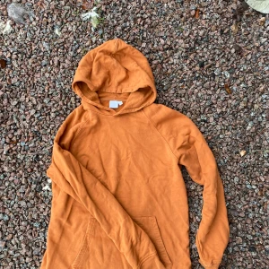 Asos hoodie - Säljer den här hoodien till ett förmånligt pris från asos