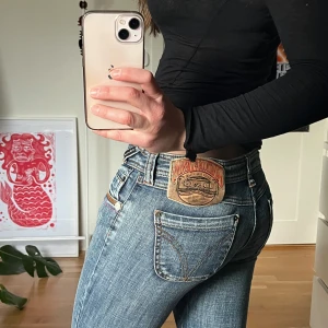 D&G lågmidjade jeans - Jättte snygga D&G jeans. Lågmidjade med snygga detaljer. Bara använt några gånger eftersom dem tyvärr är lite för korta för mig, är 162🤍 Hittar inte någon storlek på dem, men gissar på XS/S. 