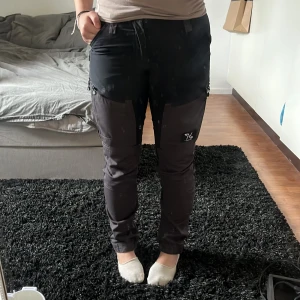 Gråa Frisklufts byxor - Sällan andvända friskluftbyxor priset går att diskutera inga defekter säljs pga att jag växt ur dem postar alltid inom 3 dagar