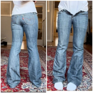 J_24C14 - Försmå! Från Levi’s. Så får inte på mig de riktigt. Midja 39, Innerben:77, jag är 165. Står inte en storlek så se mått. Uppskattar till xs. 