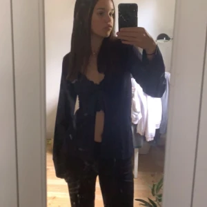 Design By Si Topp 💙 - Säljer nu min marinblåa ”Madde blouse” från Design By Si. Användt den maximalt 2-3 gånger! Nyskick✨