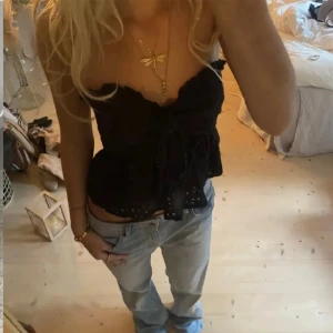 svart topp - jättesöt svart topp, köpt för några månader sen från plick. säljer vidare då den inte är min stil längre. strl tror jag e S men den e insydd i ryggen så passar nog mer en xs nu än s men den är stretchig så passar nog frt s🤍🤍