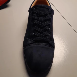 Marinblåa Loubs - Säljer dessa fete loubs. ÄR VILLIG ATT BYTA.Skick 9/10 har andvänt de i någon vecka. Säljer de för lite mindre på grund av att jag köpye de här på plick.