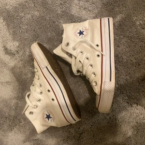 Converse  - Nästintill nya Converse med litet hål på ena sidan därav priset 