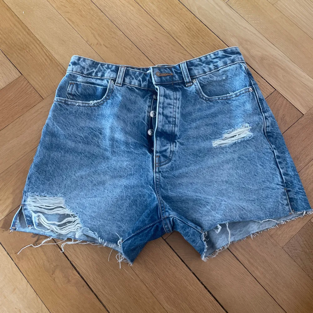 Jeans shorts från Zara i väldigt bra skick helt oanvända!💓💓. Shorts.