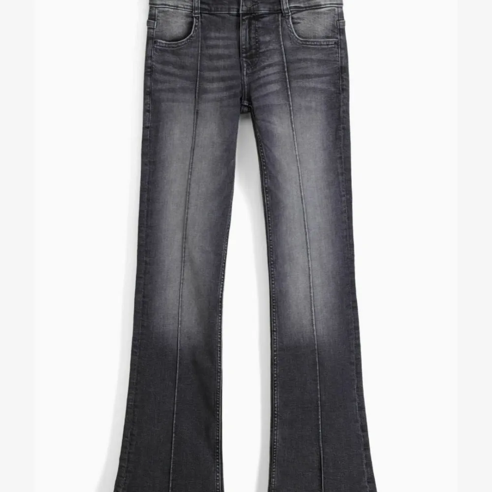 Säljer dessa sååå snygga och populära jeansen från Bershka!😍🔥 Dom är köpta i vintras för 400 kr och jag säljer dom för 300. Helt nya och inga defekter🥰. Jeans & Byxor.
