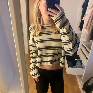 Tunn stickad - Tunn somrig stickad från zara, inte använd så mycket. Lite croppad passform💕