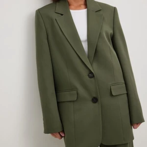 Kostymset ifrån NAKD💚 - Millitär/oliv grönt kavajset i nyskick💚, kavajen är i storlek 36 och kostymbyxorna i storlek 38. Slutsålda på hemsidan.