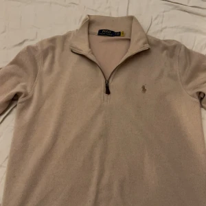 Polo Ralph Lauren Tröja - Tja! Säljer den här skit snygga tröjan från Polo, perfekt för sommarn. Pris kan diskuteras vid snabb affär!