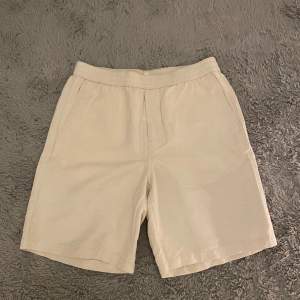 Linne shorts som är i lite tjockare material. Aldrig använda och har inga skador alls, som splitter nya! Storlek S/M