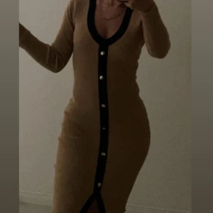 Missguided klänning - En missguided klänning som ej kommer till användning. Jättefin, formar kroppen helt och hållet samt jätte bra material. I storlek Xs men passar s då med tanke på hur strechig den är. Jag är vanligtvis en S