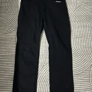 Svarta byxor herr  - Bra byxor, passar mycket och är MÖRKT svart färg  