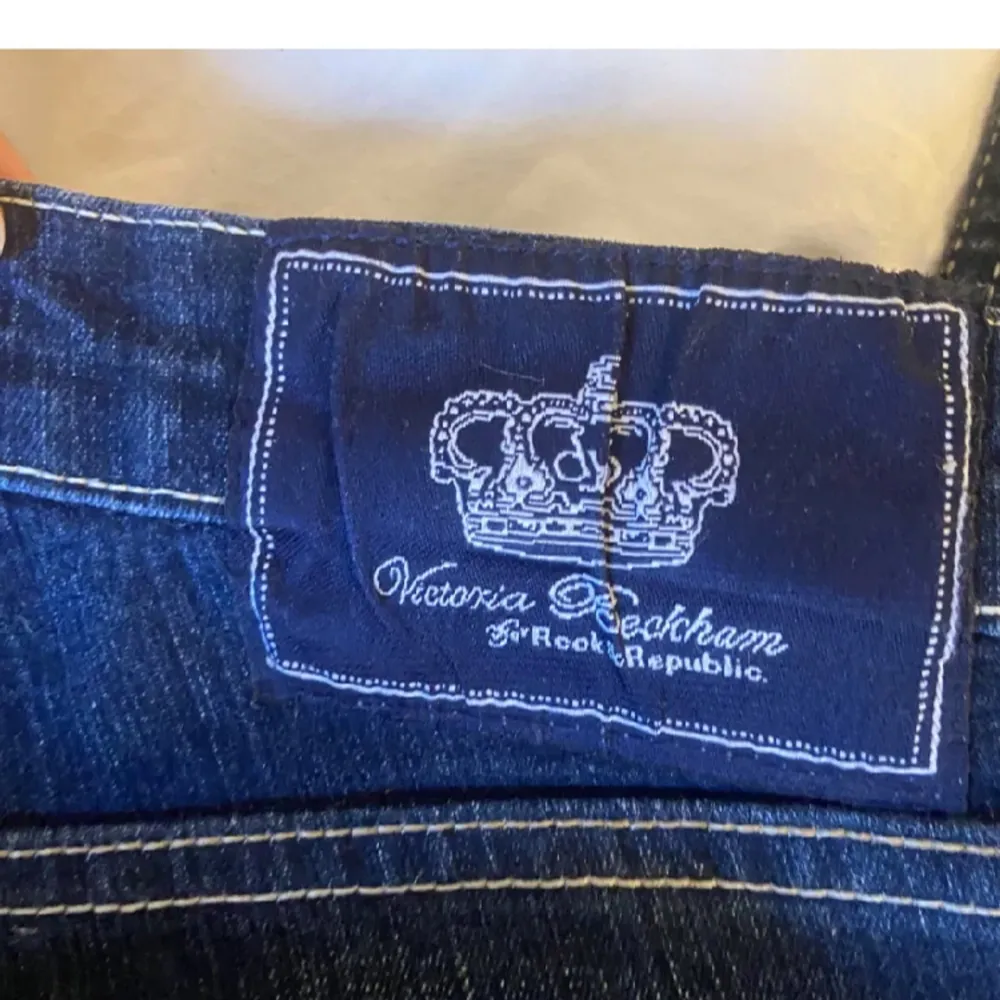 Väldigt fina lågmidjade VB jeans 💕innerbenslängden är 80 cm och midjemåttet är 36 cm 🫶🏼. Jeans & Byxor.