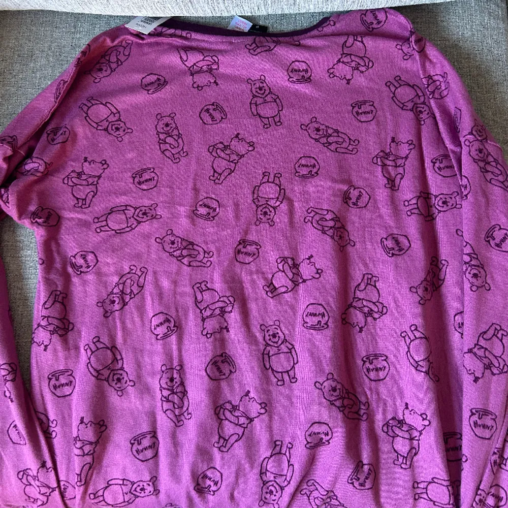 En söt tröja med nellepu på i färgen lila. Plagget används tyvärr inte av mig så därför säljer jag det vidare💕💕 plagget är från cosco . Tröjor & Koftor.