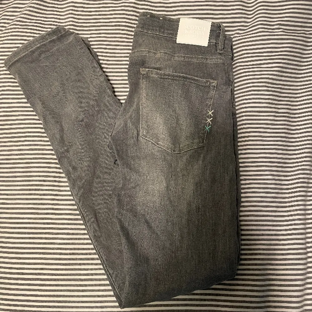 Säljer ett par grå Scotch&Soda jeans i storlek 176 som inte blivit användna mycket. Bara att fråga om något undras över🚀. Jeans & Byxor.