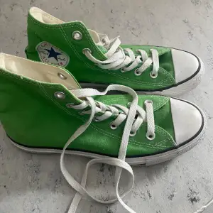 Väldigt fina vintage gröna converse i väldigt bra skick