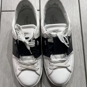 Valentino garavani skor - Hej säljer dessa valentino sneakers hör gärna av dig vid intresse pris går att diskuteras väldigt populära och i väldigt gott skick!