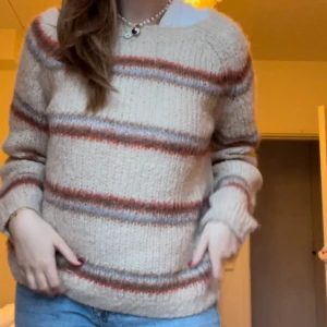 Randig tröja - Mysig tröja - mjuk inte stickig!! Töjbar halsringning och stretchigt! 30% alpacka + mohair, resten syntet. Bra skick! Svarar gärna på frågor! 