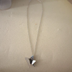 Miss butterfly pendant  - Säljer nu mitt halsband från Efva Attling, aldrig använt inte ens testat, väldigt fint och praktiskt i äkta silver, fint som en alla hjärtans dag present eller något annat nypris: 2100kr