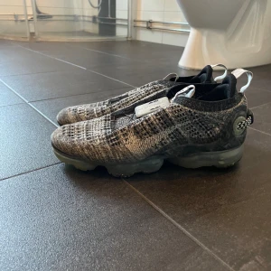 Nike vapormax flyknit ”oreo” - Nike vapormax flyknit oreo som inte har kommit till användning i storlek 40 1/2 Nypris 2600 Pris kan diskuteras