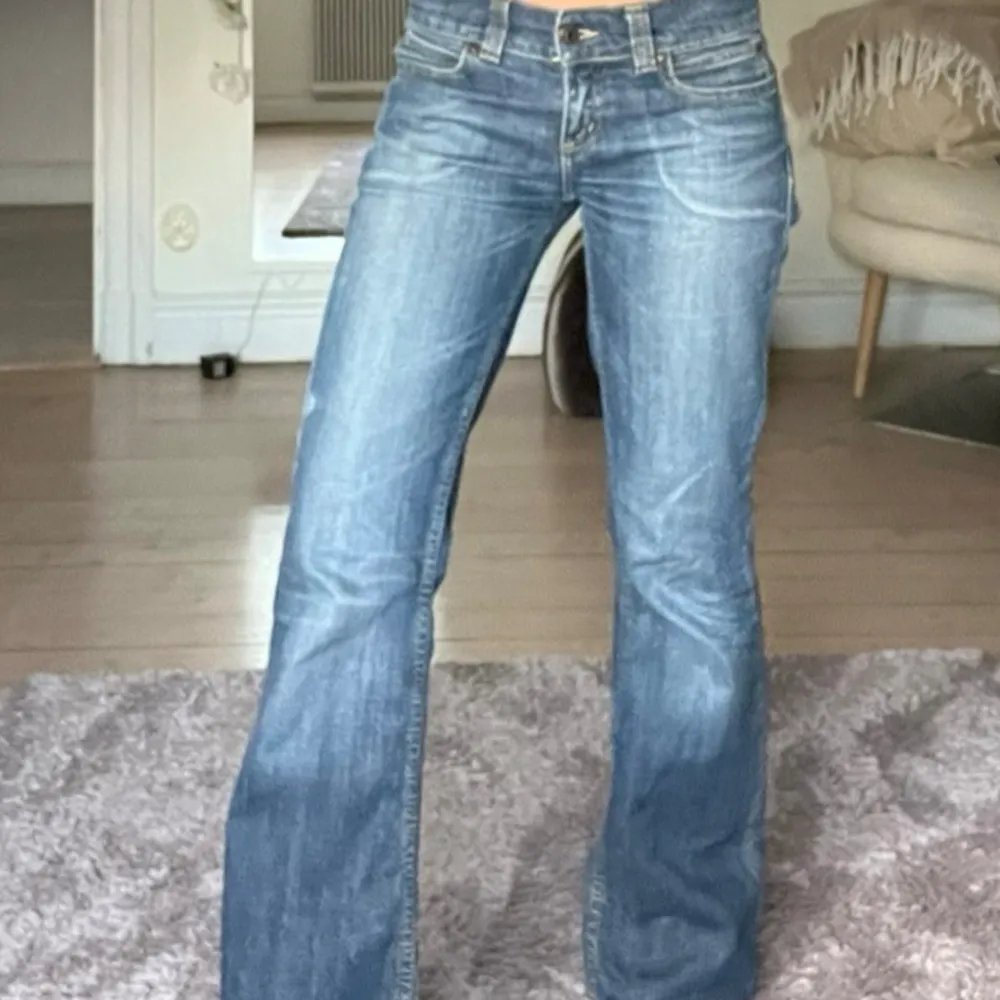 Super snygga jeans som tyvärr är för stora för mig. Dem är i bra skick, är låg midjade och har fina fickor! Skulle säga att längden passar någon mellan 167-172? Skriv för fler bilder💕. Jeans & Byxor.