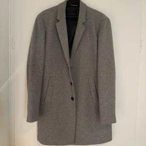 Grå rock i fint skick!  - Grå rock från Jack & Jones i storlek L.  Sparsamt använd! 