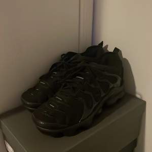 Hej säljer dessa Nike air Max plus för jag inte använder längre. Har haft de i några månader och använda sparsamt. Kvitto finns. De kostar runt 2,5 tusen nya. Mitt pris 550. Pris kan diskuteras🦾👍